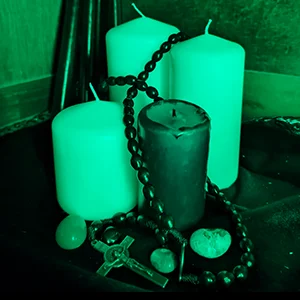 Photo bougies salle d'escape game "Le collier maudit"