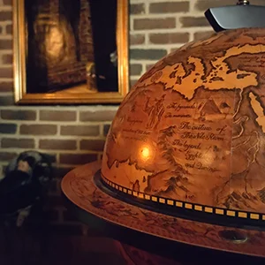 Photo globe salle d'escape game "Le collier maudit"