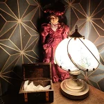 Photo poupée rouge salle d'escape game "Le collier maudit"