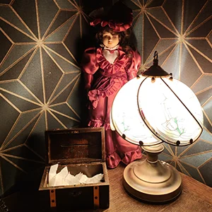 Photo poupée rouge salle d'escape game "Le collier maudit"