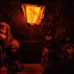 Photo poupées sous lanterne salle d'escape game "Le collier maudit"