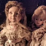 Photo poupées salle d'escape game "Le collier maudit"